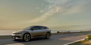 Billede af elbil der kører på en vej