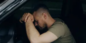 Billede af mandlig bilist som sover bag rattet