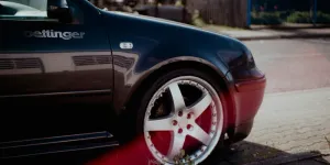 Nærbillede af fælge på en bil