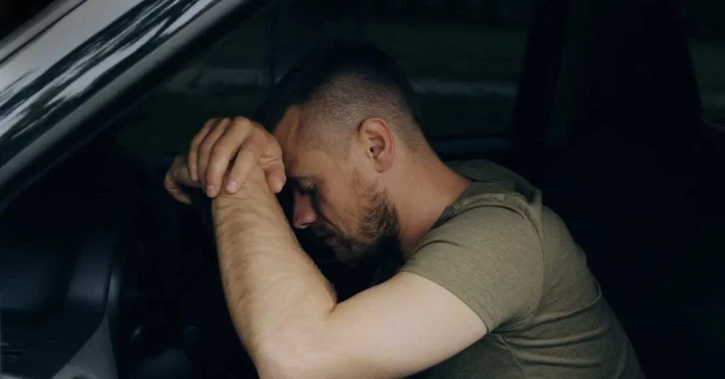 Billede af mandlig bilist som sover bag rattet