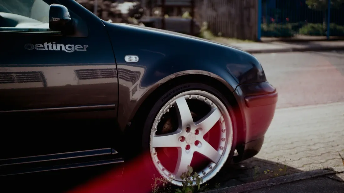 Nærbillede af fælge på en bil