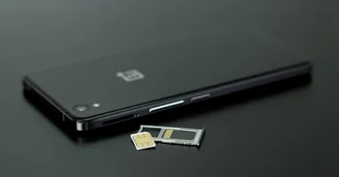 Et billede af en mobiltelefon med udtaget sim-kort